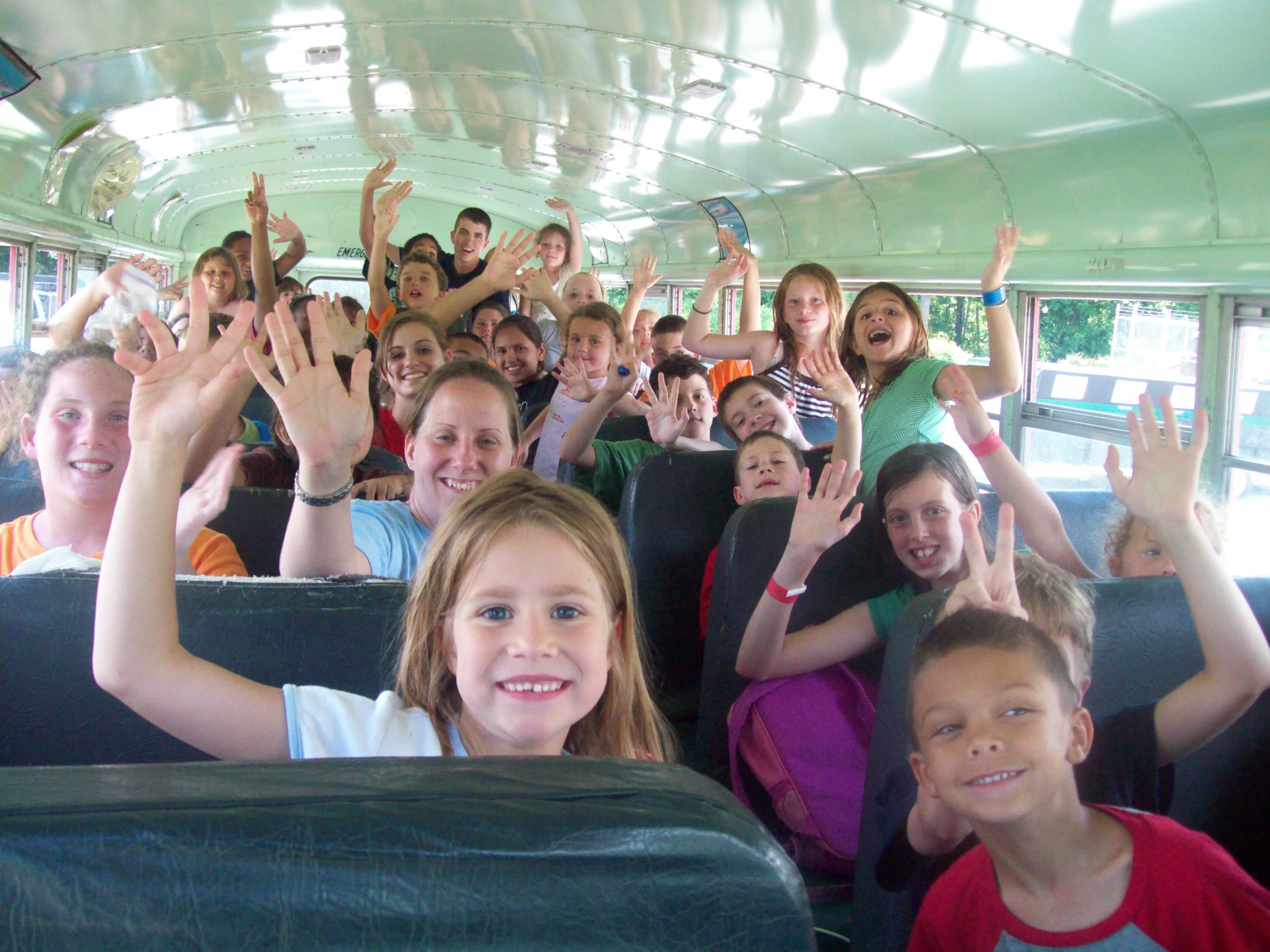 Экскурсионный автобус для детей. Экскурсии для школьников. Школьная экскурсия. Автобусные экскурсии для школьников. Школьники на экскурсии.